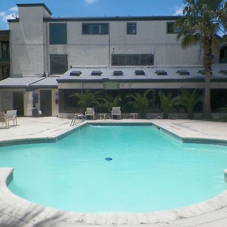 Amerihome Inn & Suites Houston Airport North Екстер'єр фото
