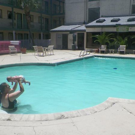 Amerihome Inn & Suites Houston Airport North Екстер'єр фото