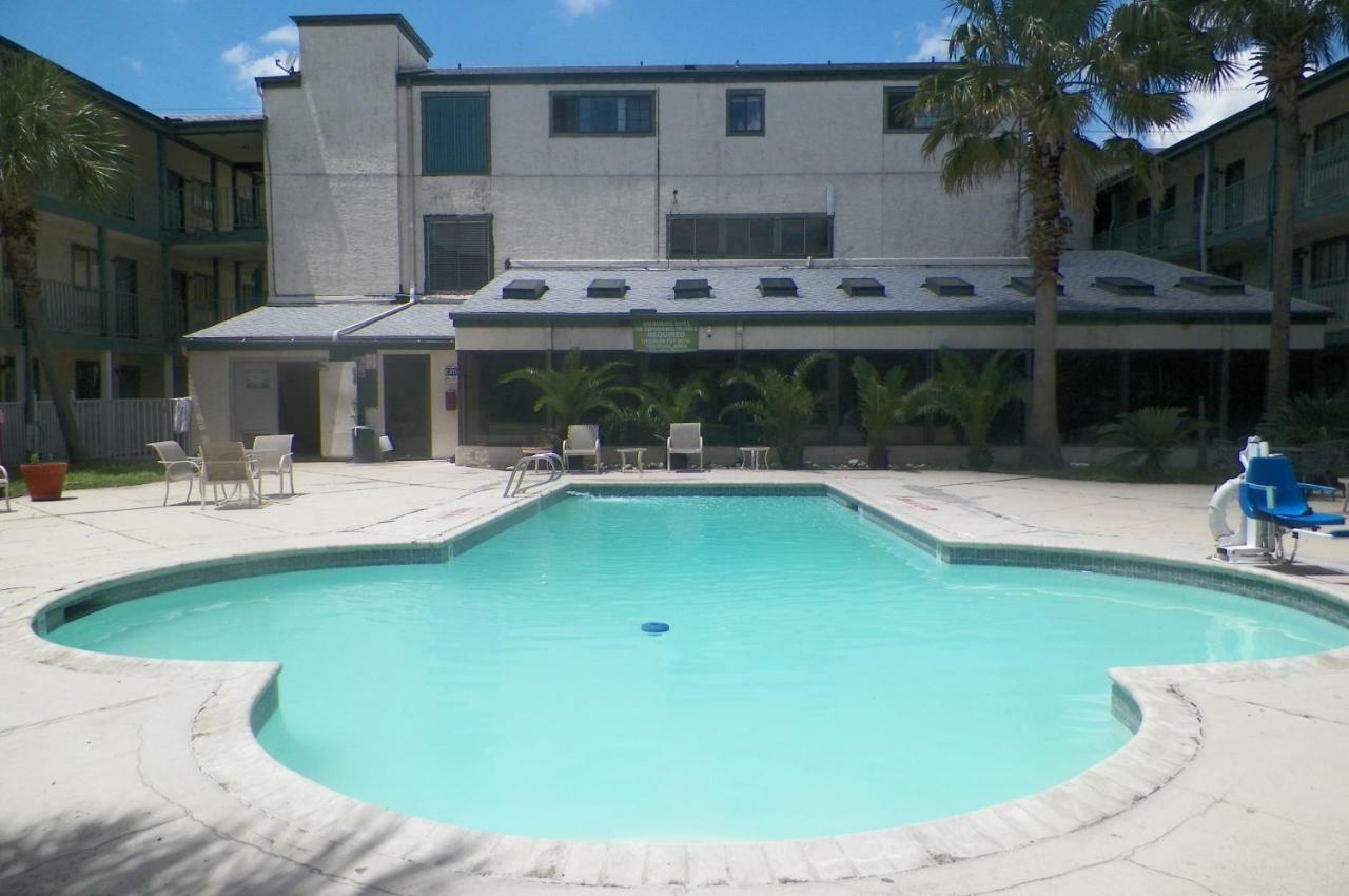 Amerihome Inn & Suites Houston Airport North Екстер'єр фото