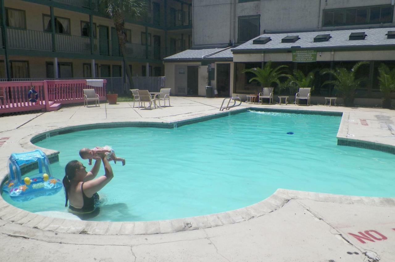 Amerihome Inn & Suites Houston Airport North Екстер'єр фото